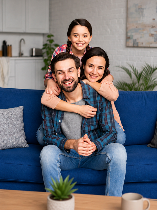 Familia feliz con seguro médico familiar